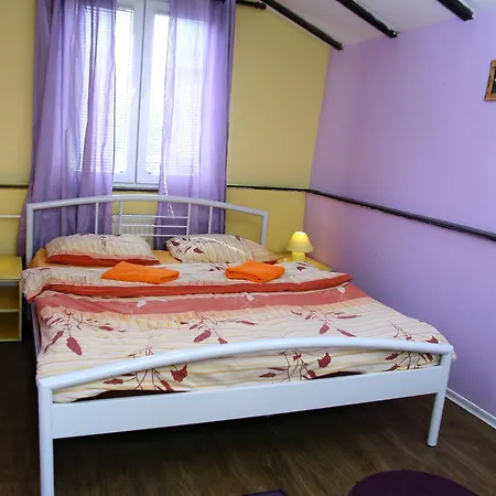 Shanti بيت شباب سكوبجي