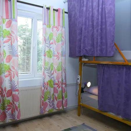 Shanti بيت شباب